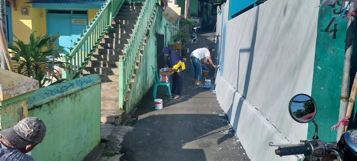 Kegiatan kerja bakti membersihkan