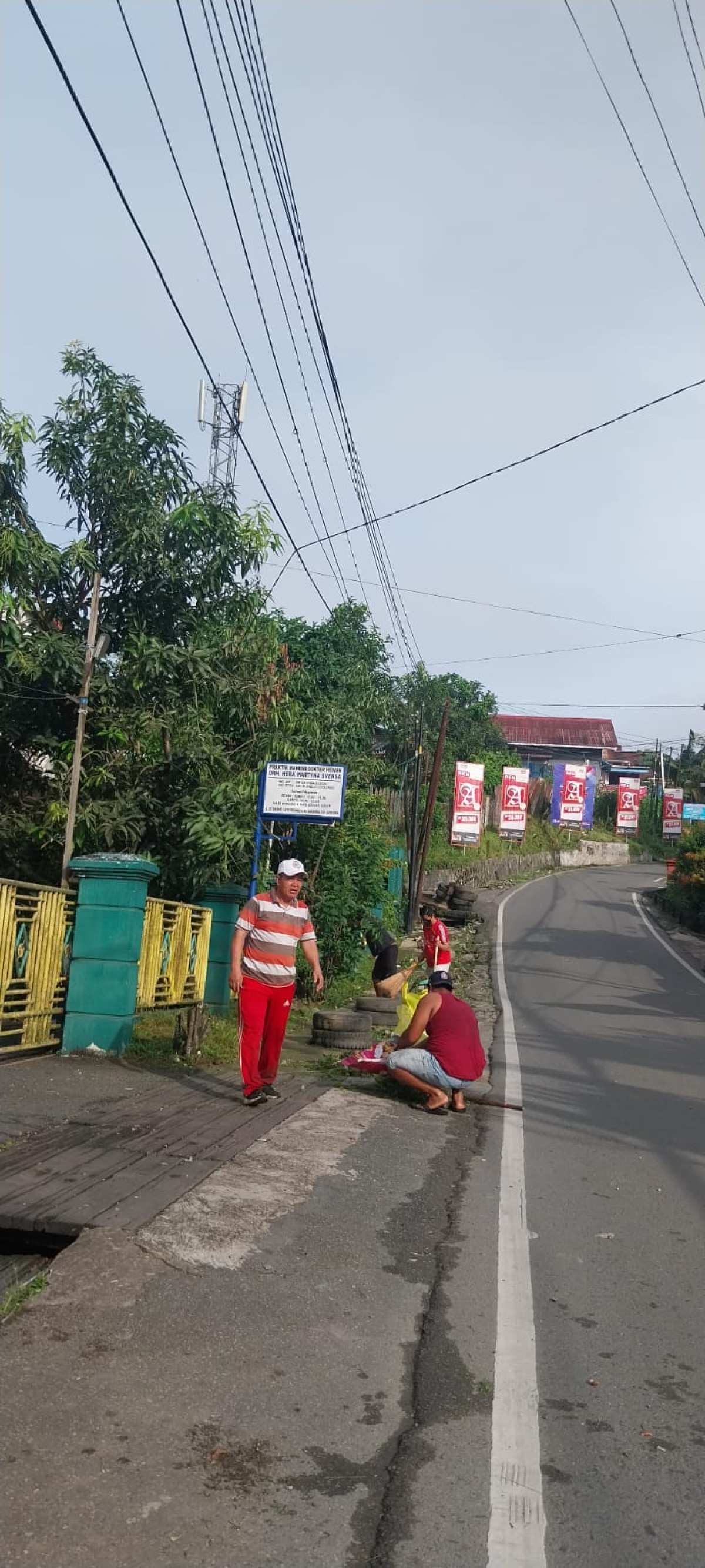 Kegiatan kerjabakti di sekitaran wilayah RT 05