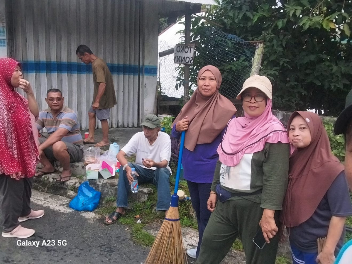Kegiatan kerjabakti RT 05