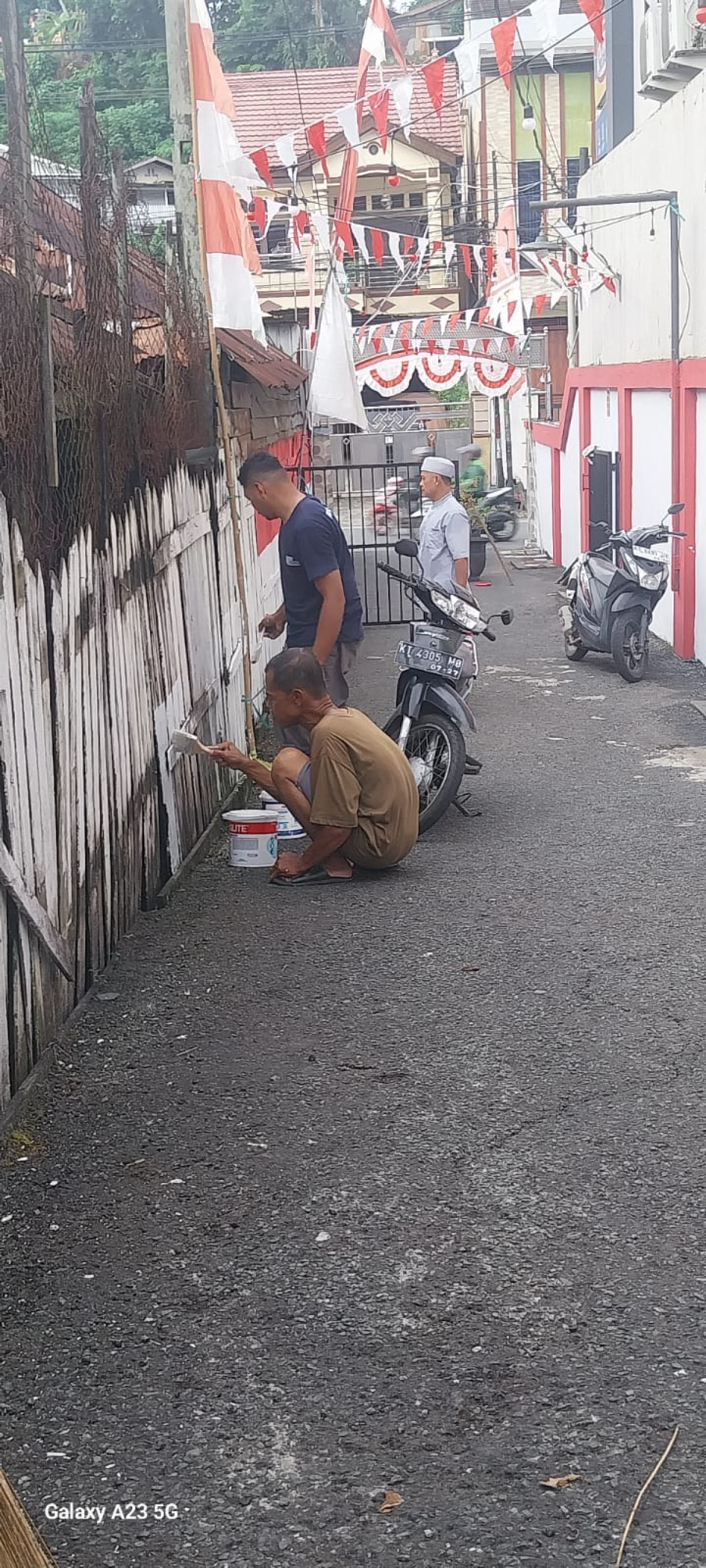 Kegiatan kerjabakti dan menghias di halaman warga di RT 05