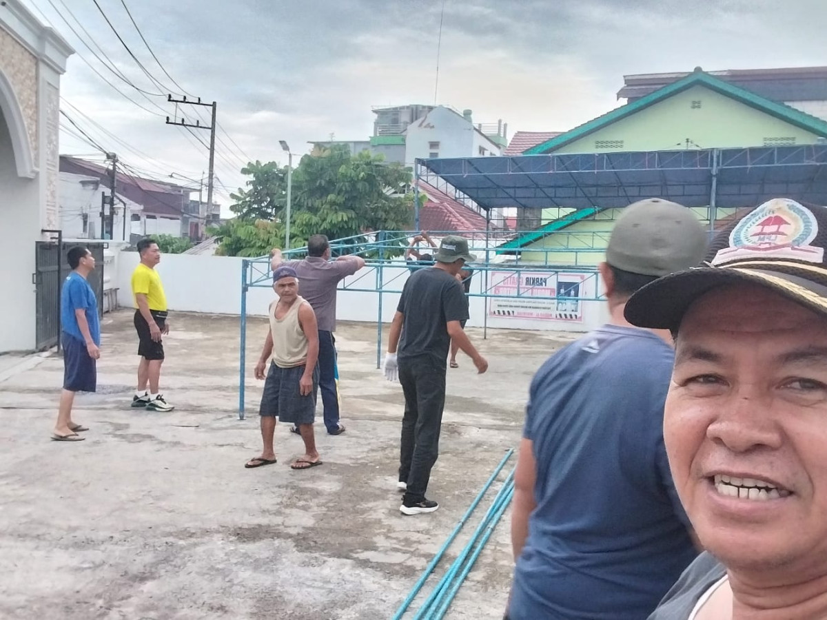 Kegiatan gotong royong di RT 5 kegiatan membersihkan halaman masjid