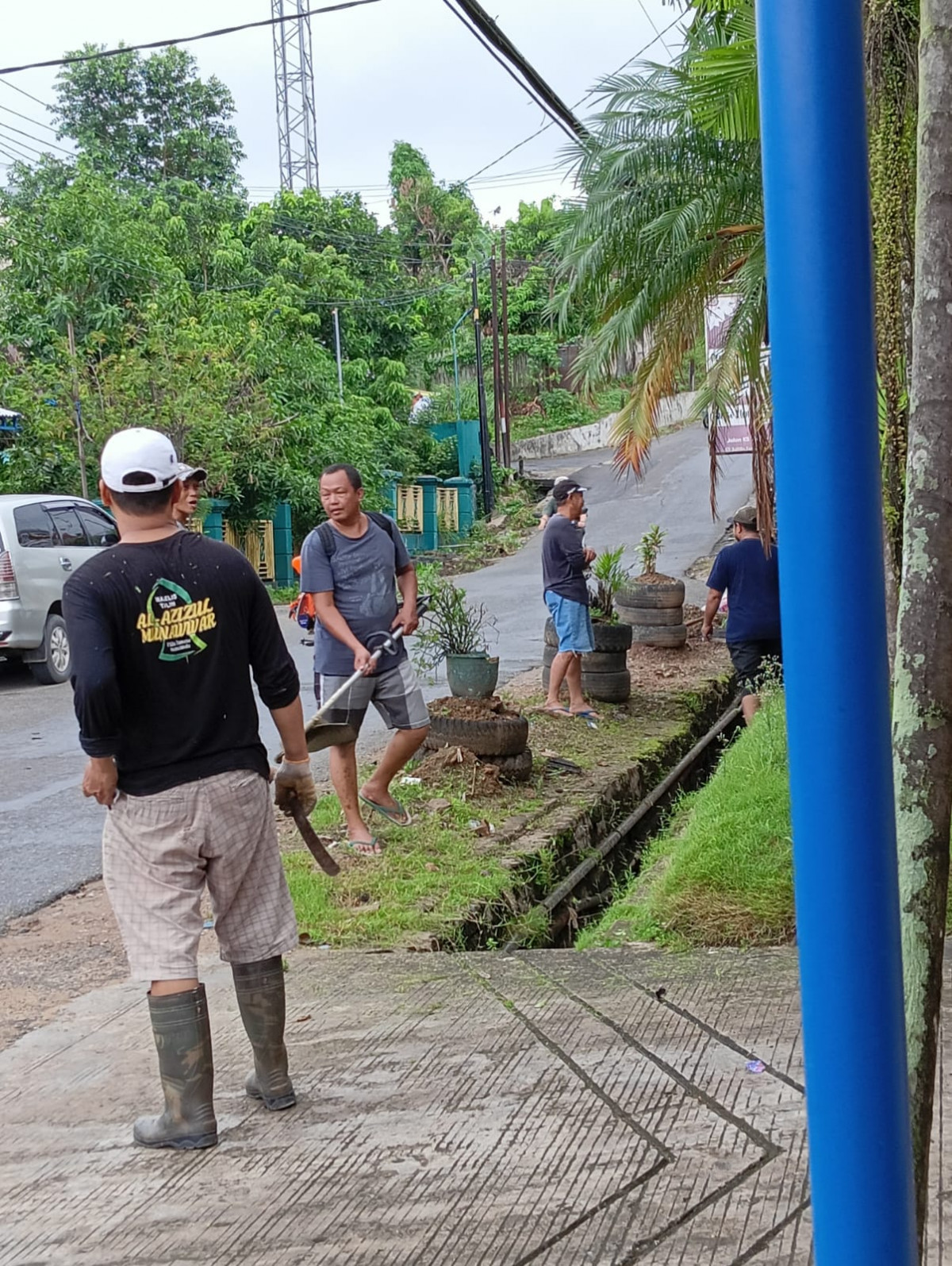 kegiatan bersih-bersih halaman sekitaran rumah warga