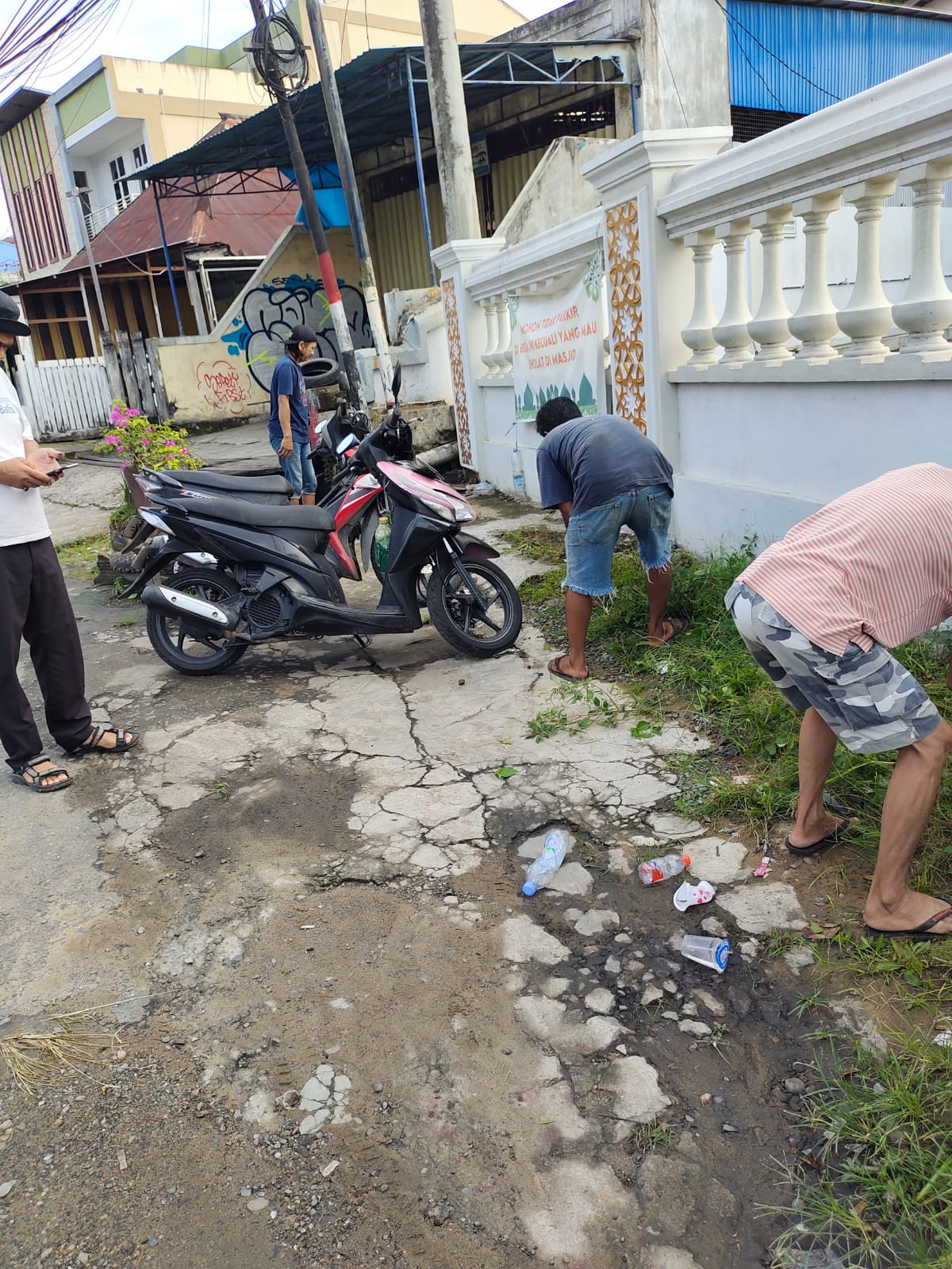kegaiatan kerjabakti rt 6 bersamaaa warga