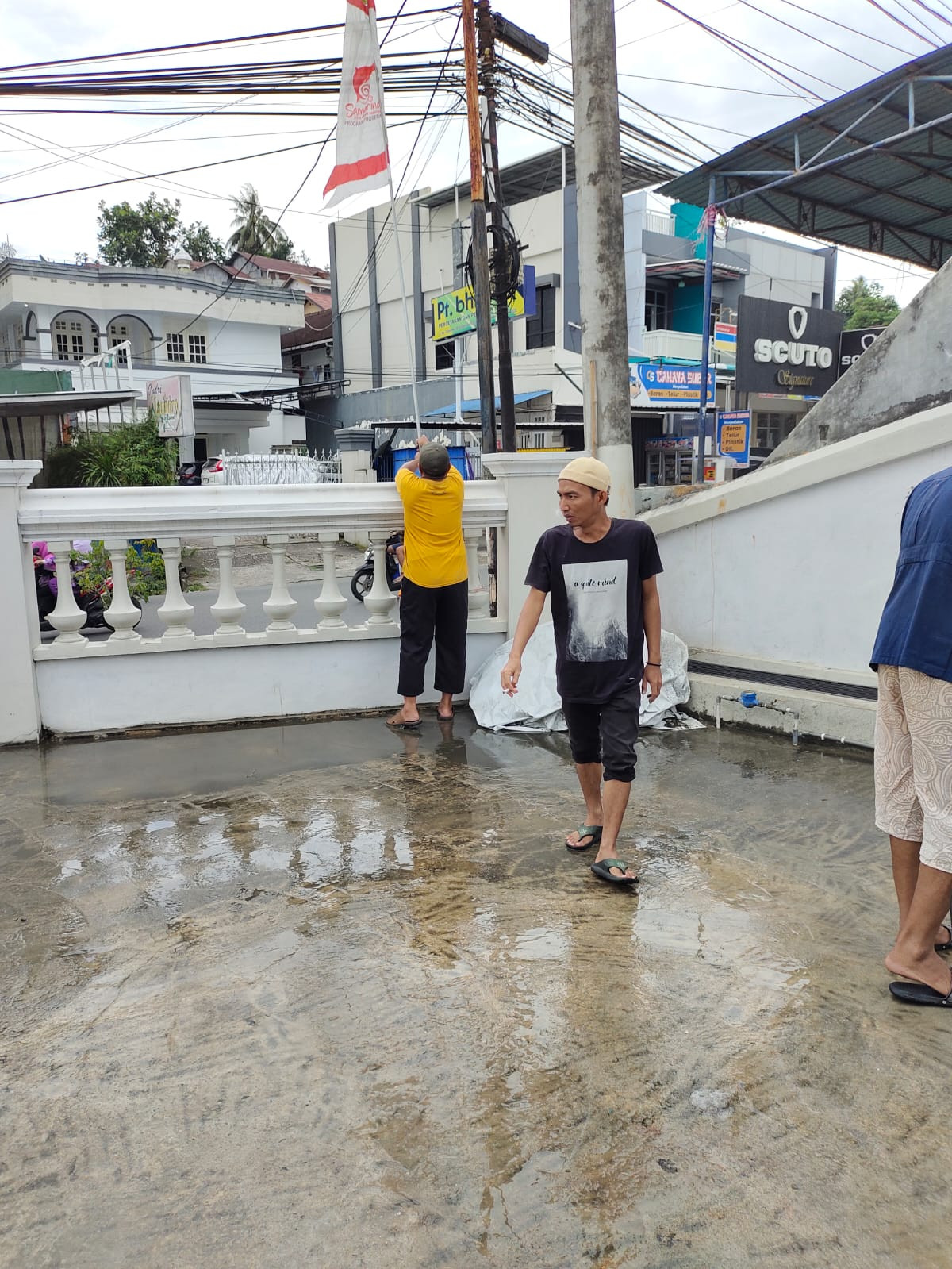 Kegiatan membersihkan kan masjid wargaaa dan RT 06