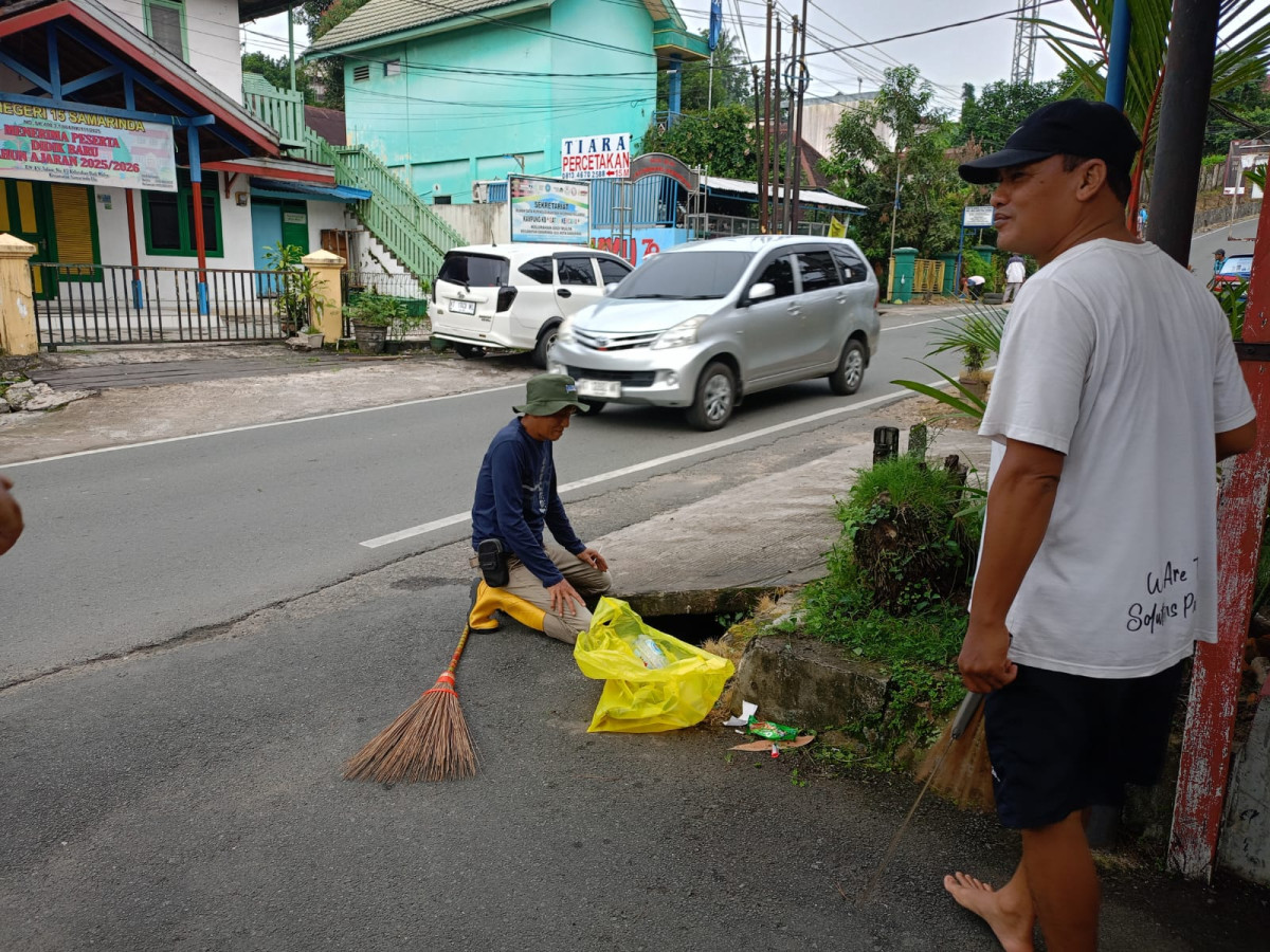 Kerja bakti pembersihan parit & rumput di Jl. KS. Tubun RT. 7