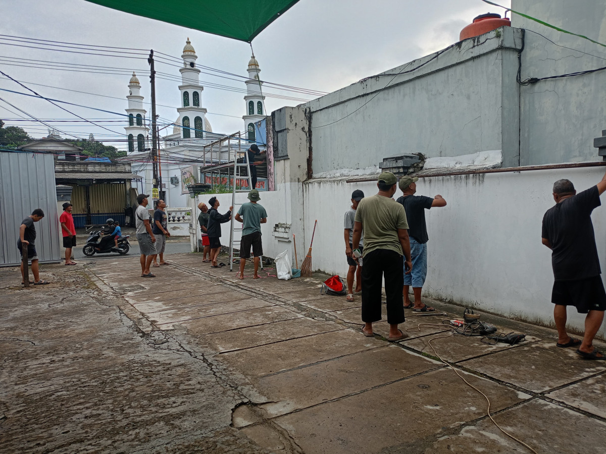 Kerja bakti di masjid al muchyar
