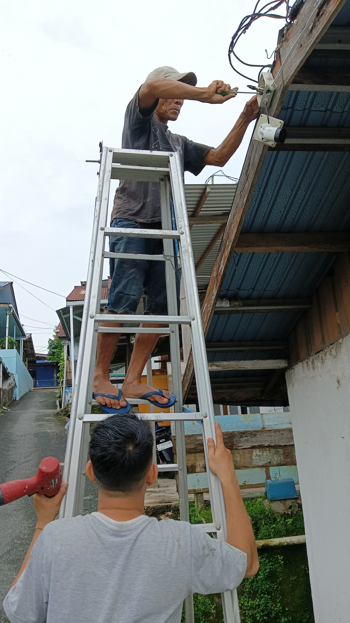 Kerja bakti pembersihan tanah longsor, pemangkasan pohon, perbaikan cctv, pembuatan jaring besi parit