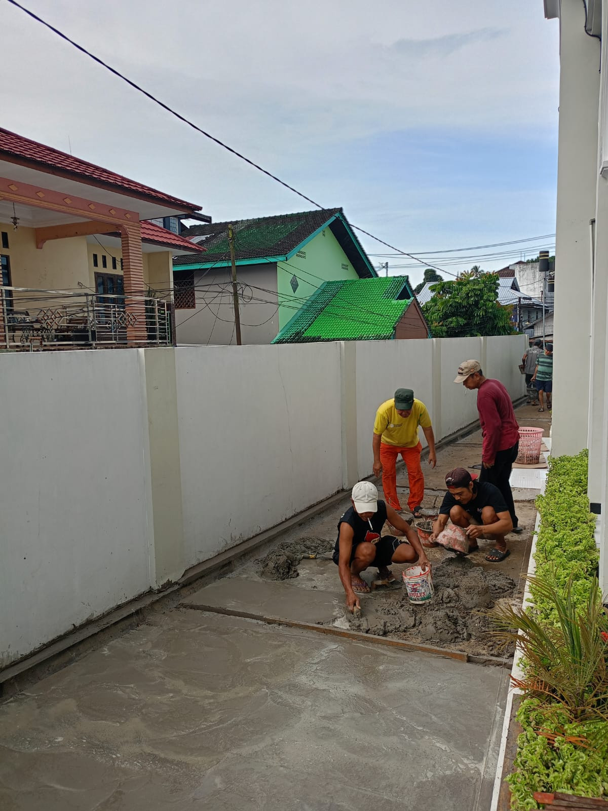 Kerja bakti semenisasi halaman masjid Al Muchyar