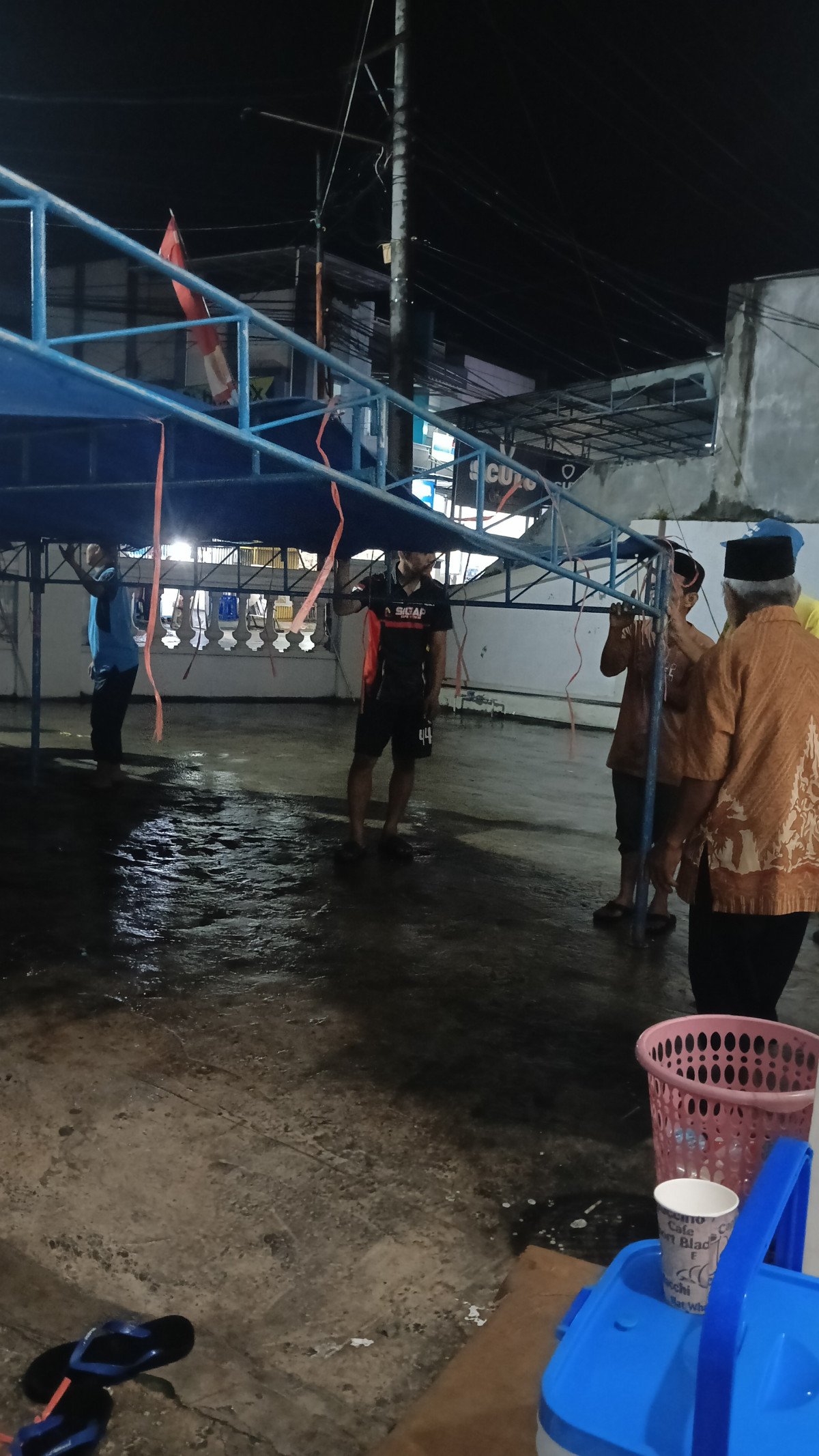 Kerja bakti di masjid Al muchyar