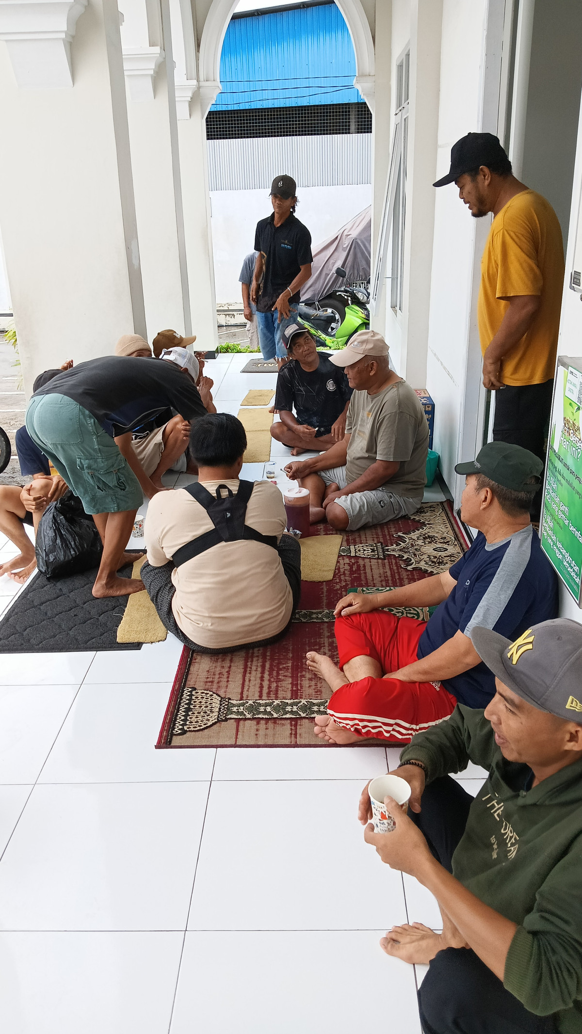 Kerja bakti di masjid Al muchyar