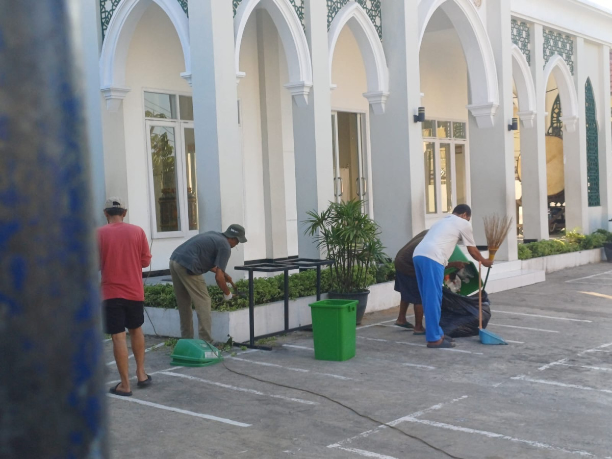 Kerja bakti di masjid al muchya