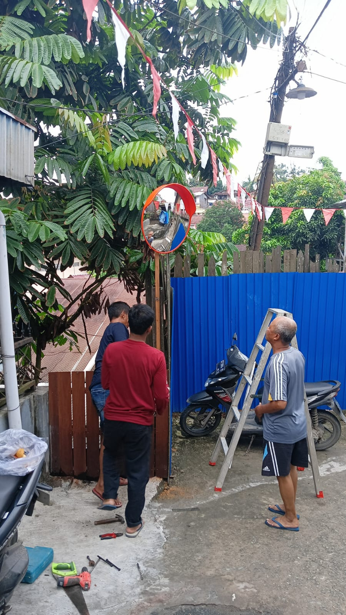 Pemasangan kaca cembung di Gg 5 RT 7