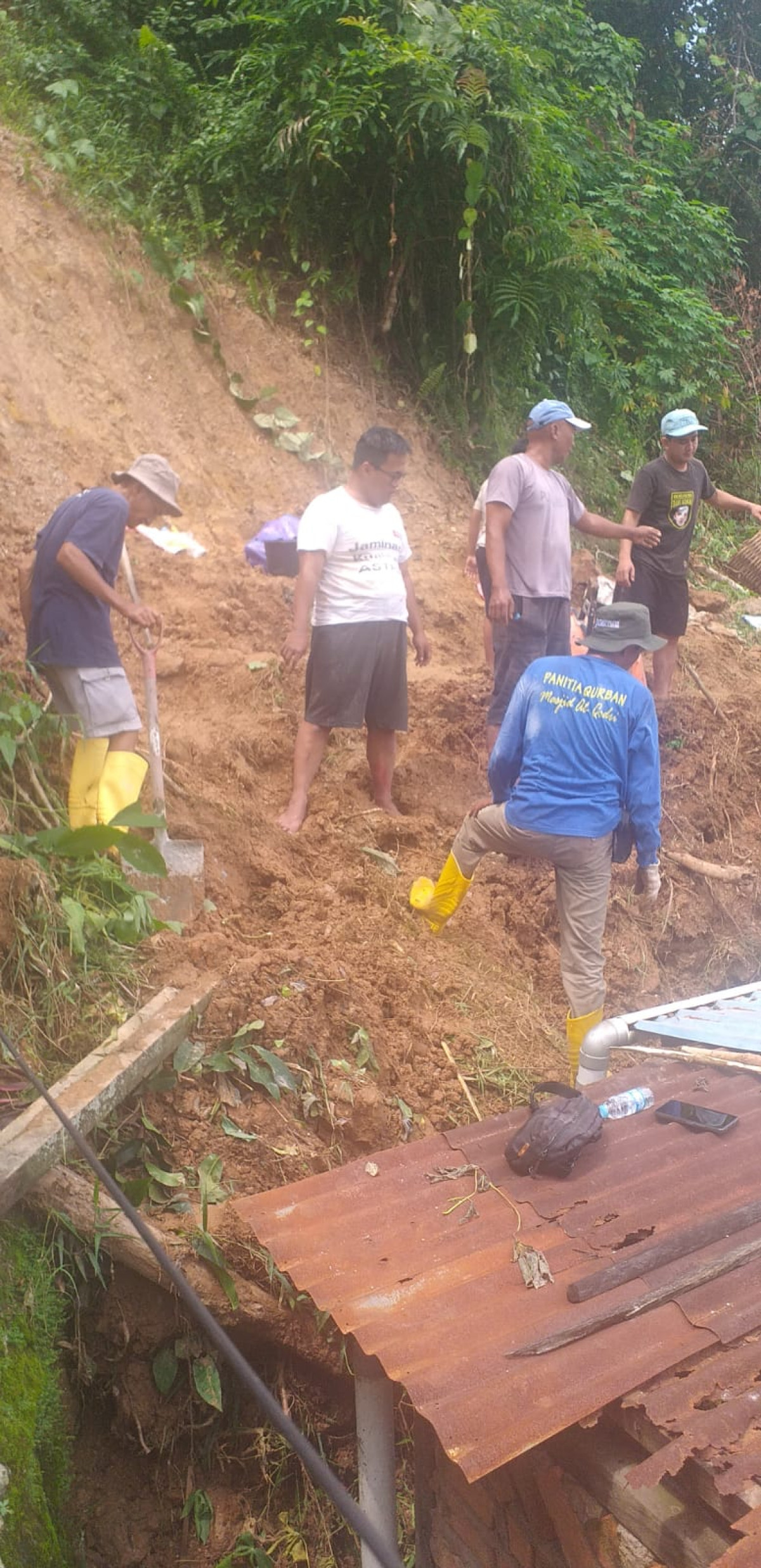 Kerja bakti tanah longsor