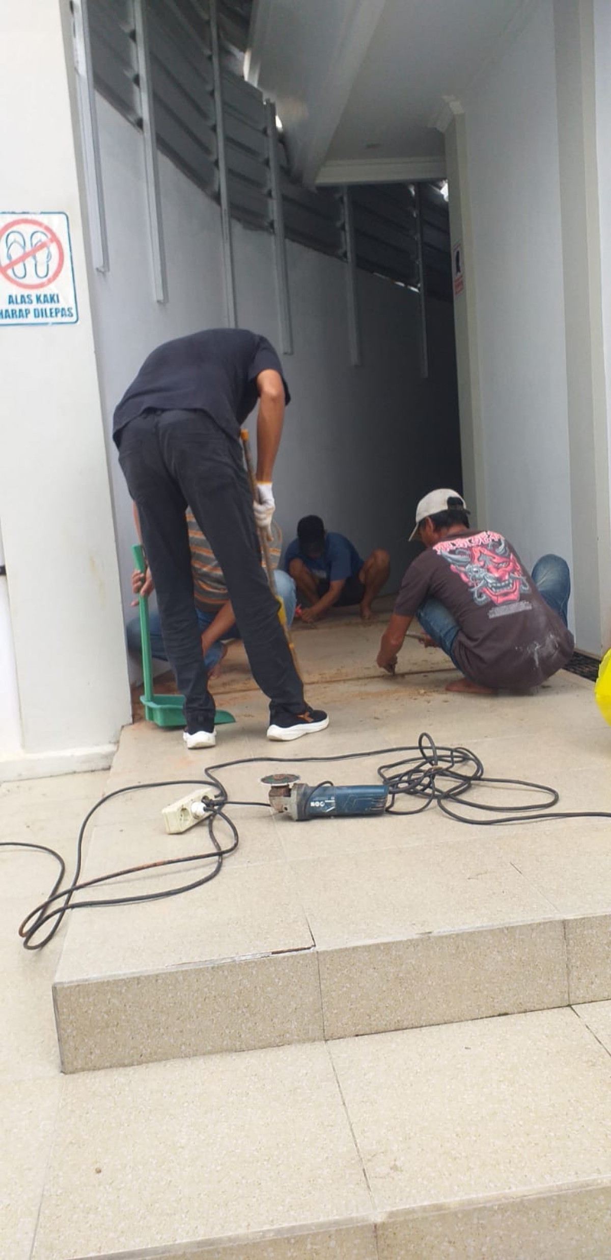 Kerja bakti di masjid Al muchyar