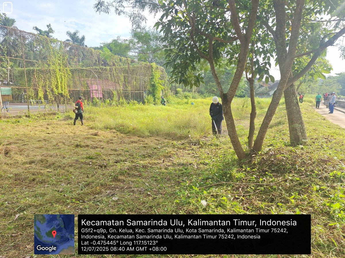 Kerja bakti gabungan di Taman Cerdas tepi sungai Karang Mumus