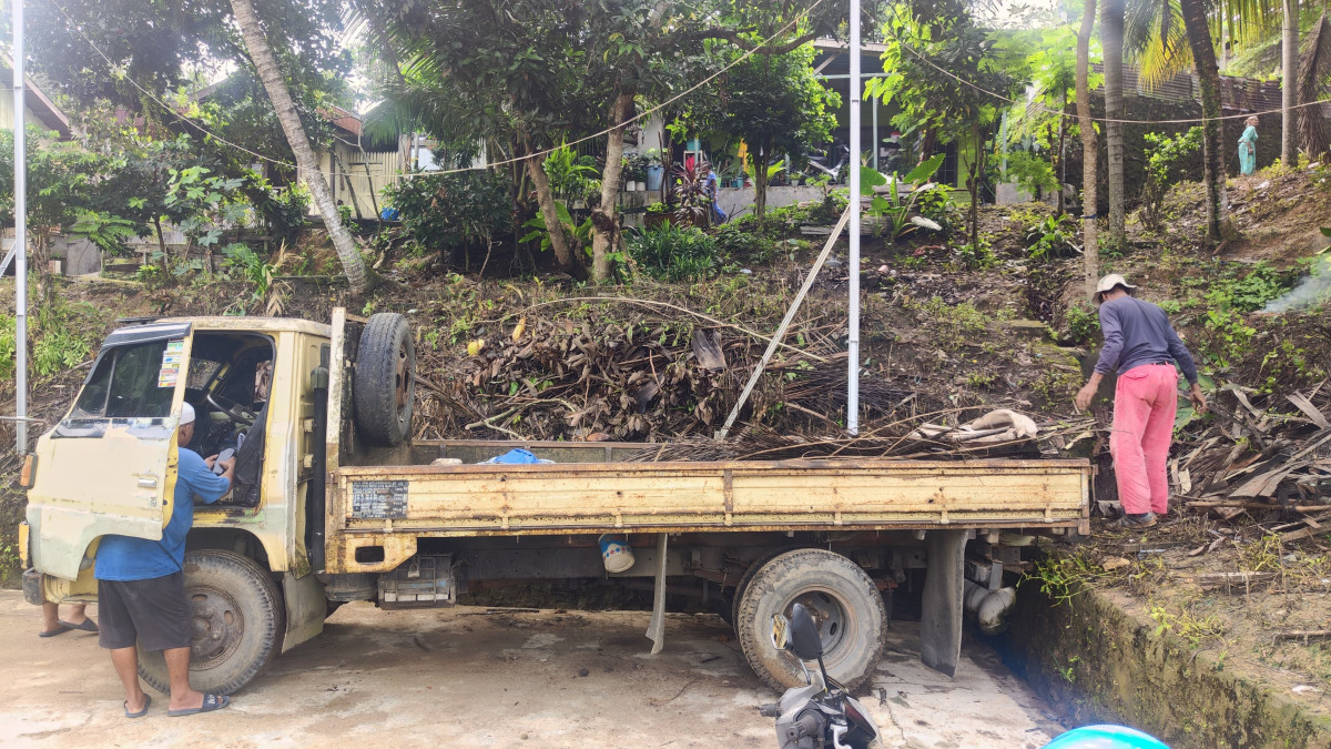 Kerja bakti bersihkan sampah lapangn rt09