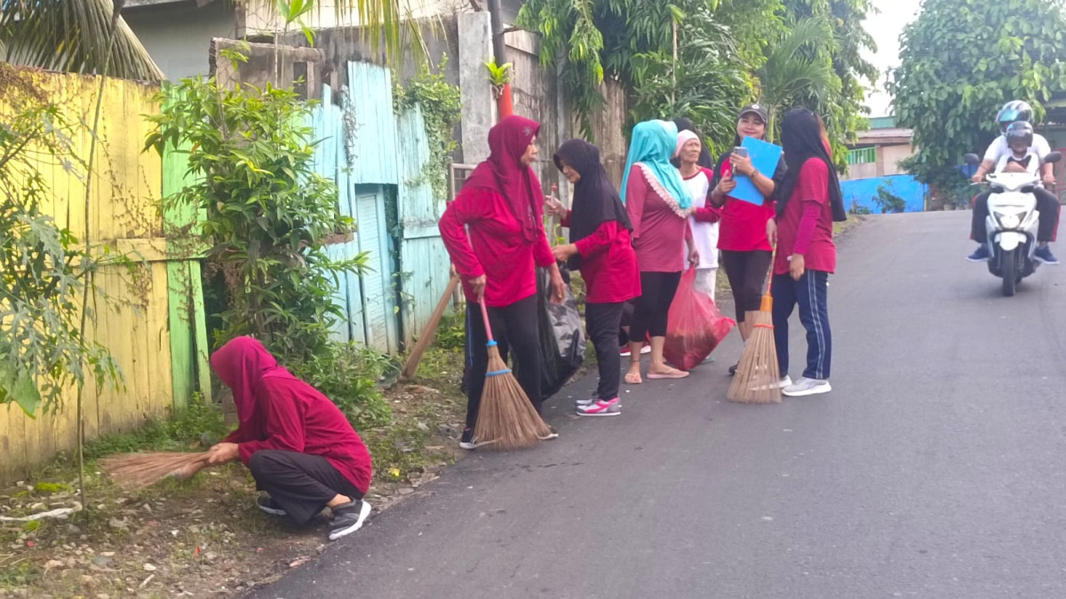 Kerja bakti bersih bersih lingkungan RT.10