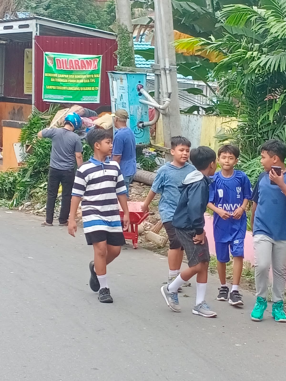Kerja bakti bersih bersih lingkungan