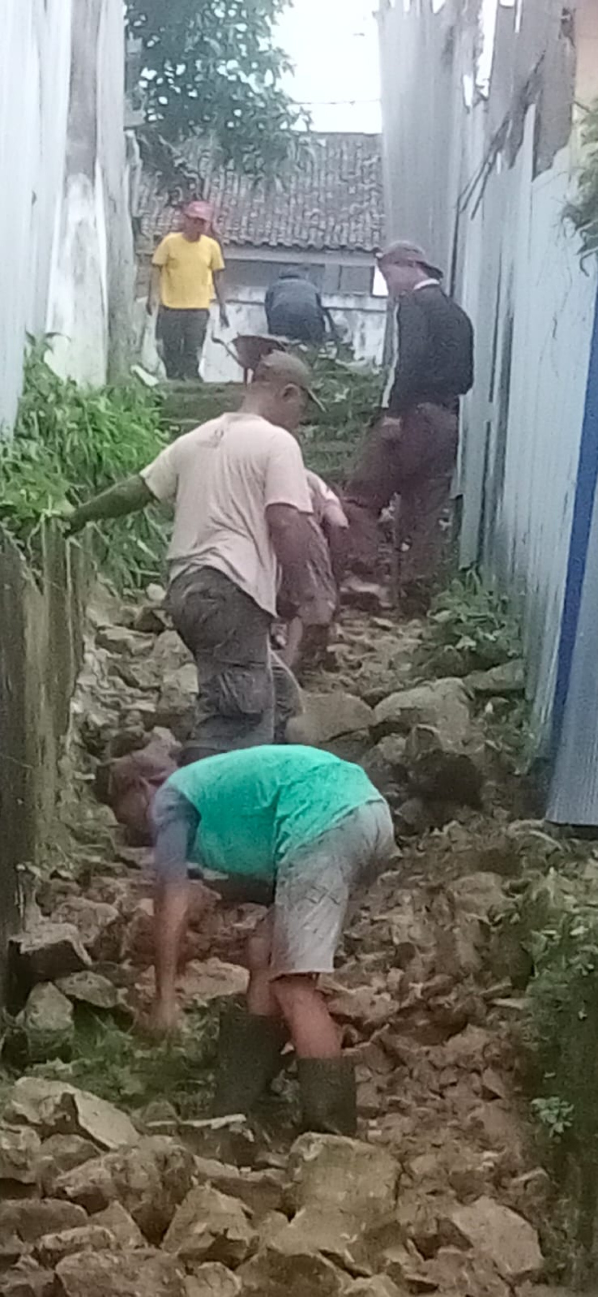 Kerja bakti perbaikan GG 2 RT10