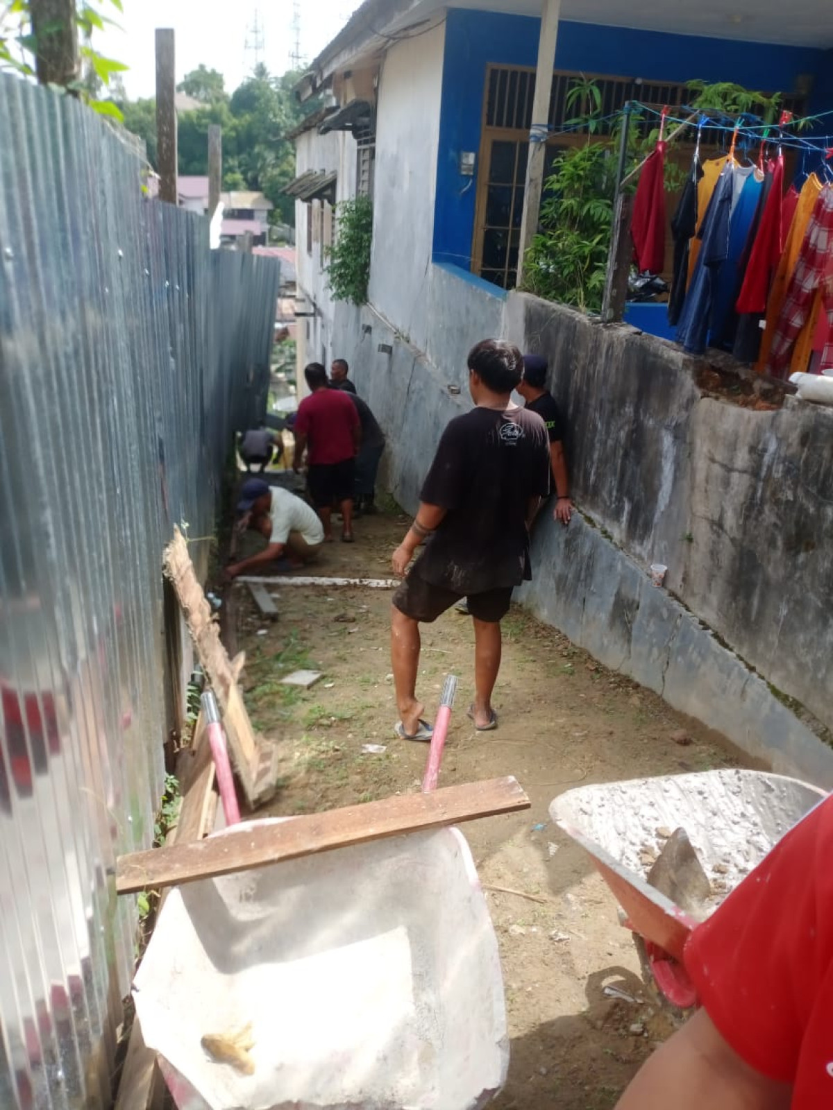 Kegiatan kerja bakti perbaikan lingkungan