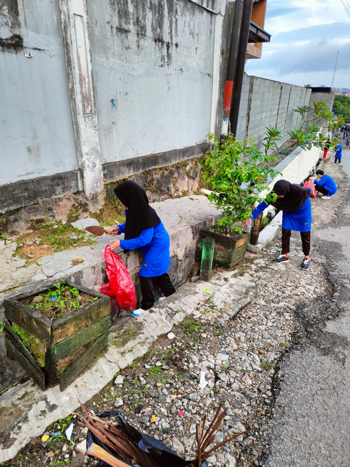 Kerja bakti bersih bersih lingkungan