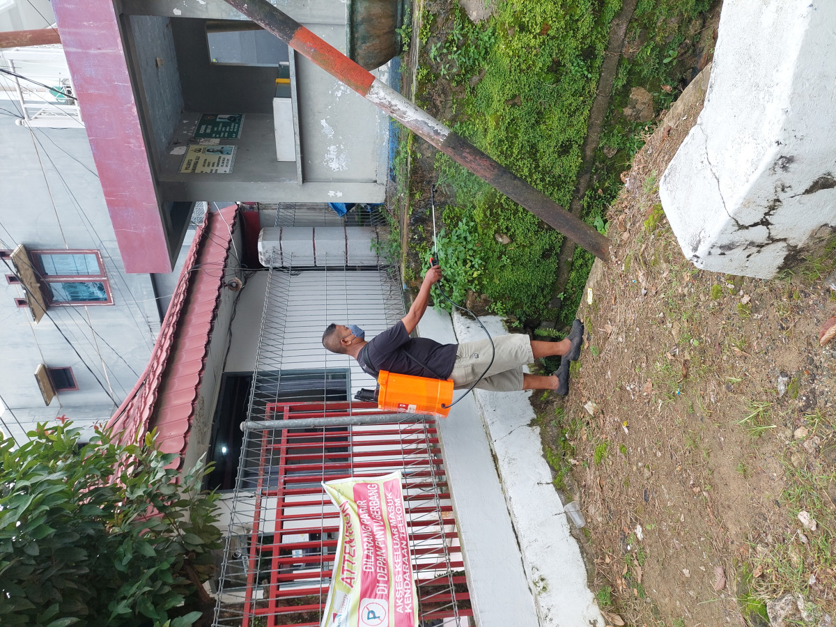 Kerja bakti membersihkan lingkungan