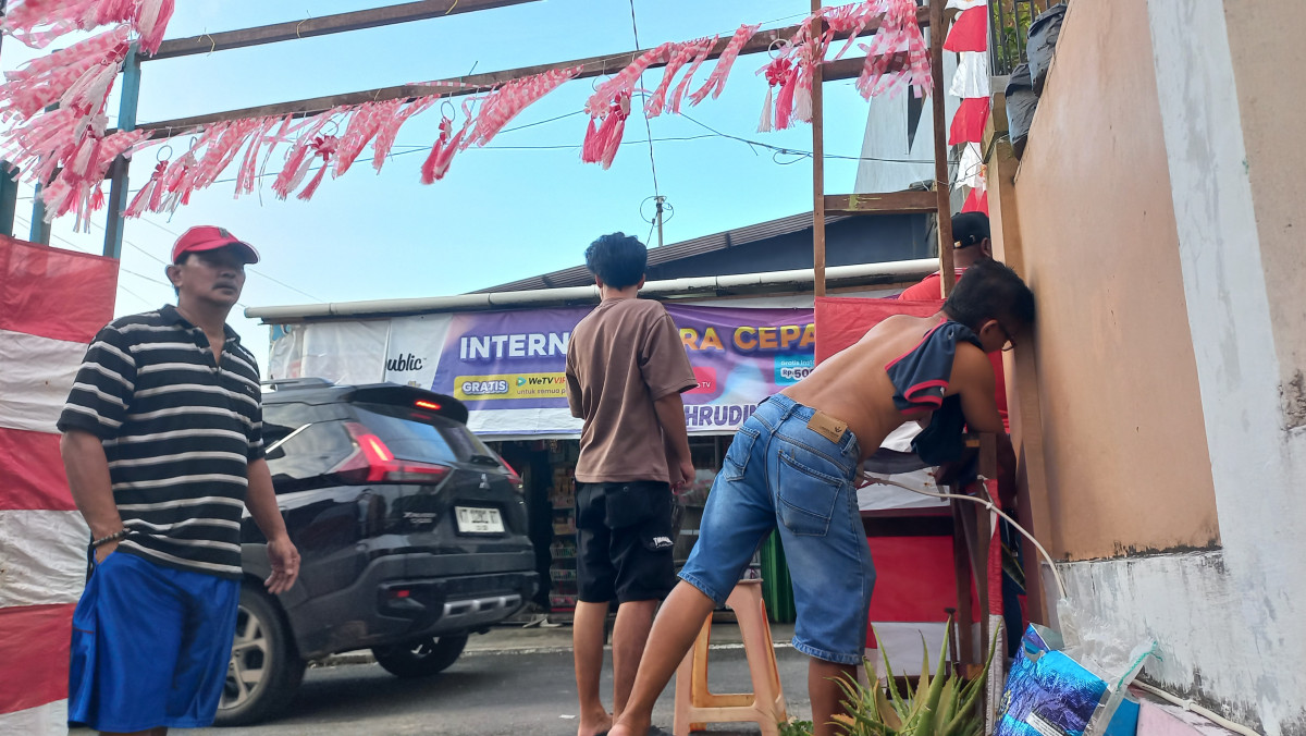 Pemasangan hiasan 17 agustus