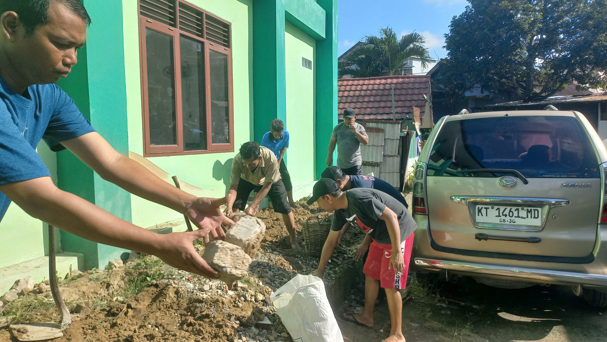 Membersihakan Sampah