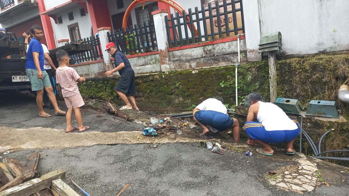 Membersihkan Selokan/Parit
