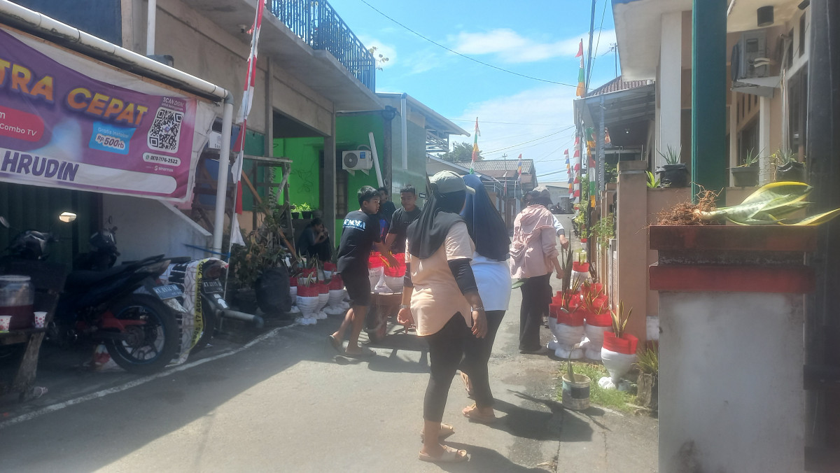 Kerja bakti pembuatan taman