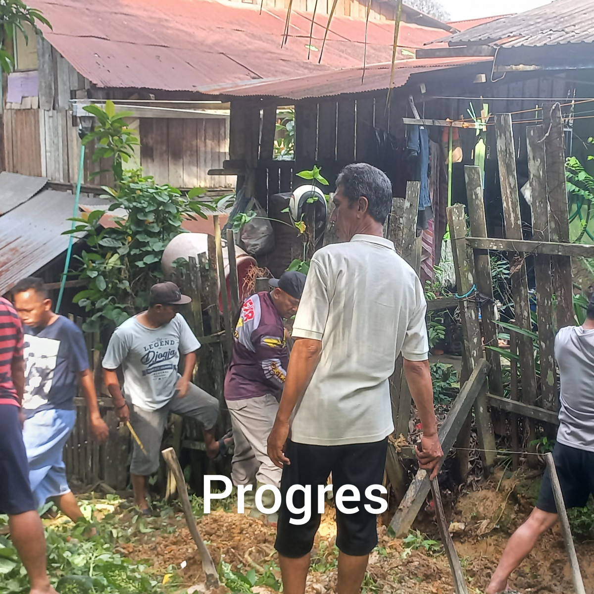 Kerja bakti pembuatan badan parit