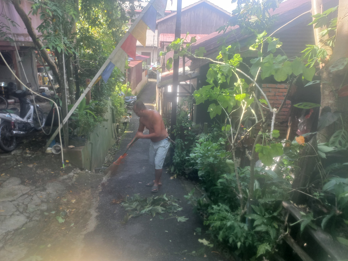 Bersih bersih lingkungan