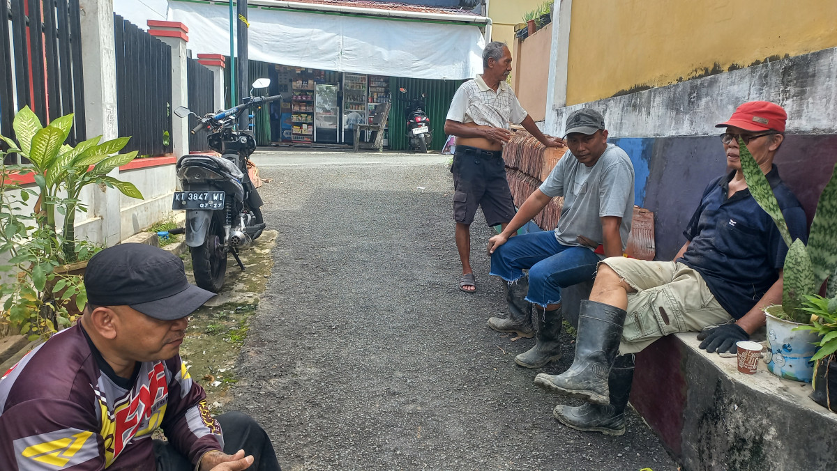 Membersihkan Sampah