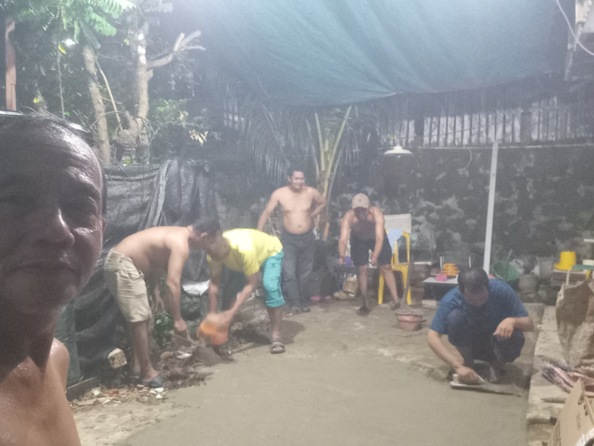 Pembuatan lapangan tenis lanjutan