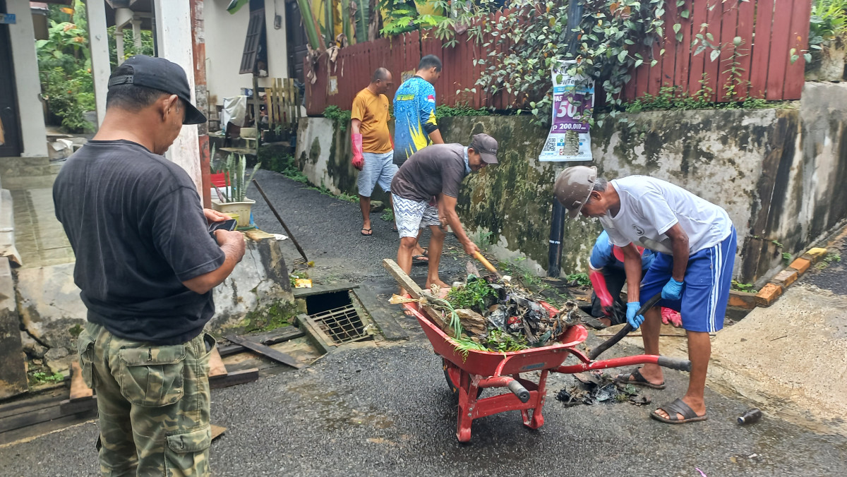 Kerja bakti pembersihan parit