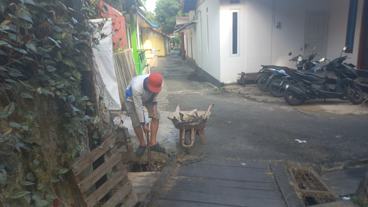 Pembersihan sampah di parit