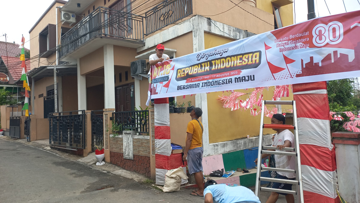 Kerja bakti pemasangan asesoris 17 agustus