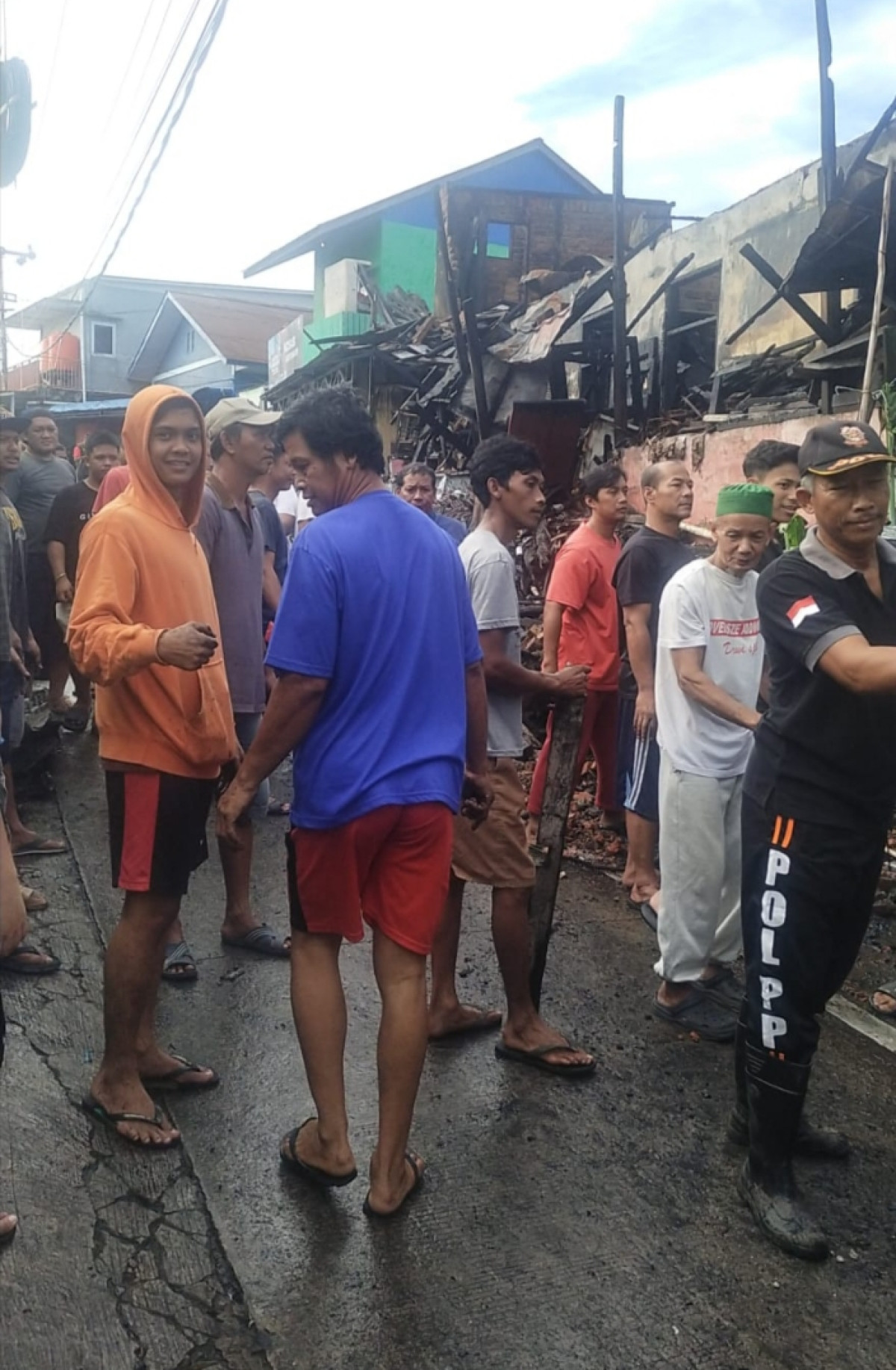 Gotong Royong membersihkan bekas Kebakaran