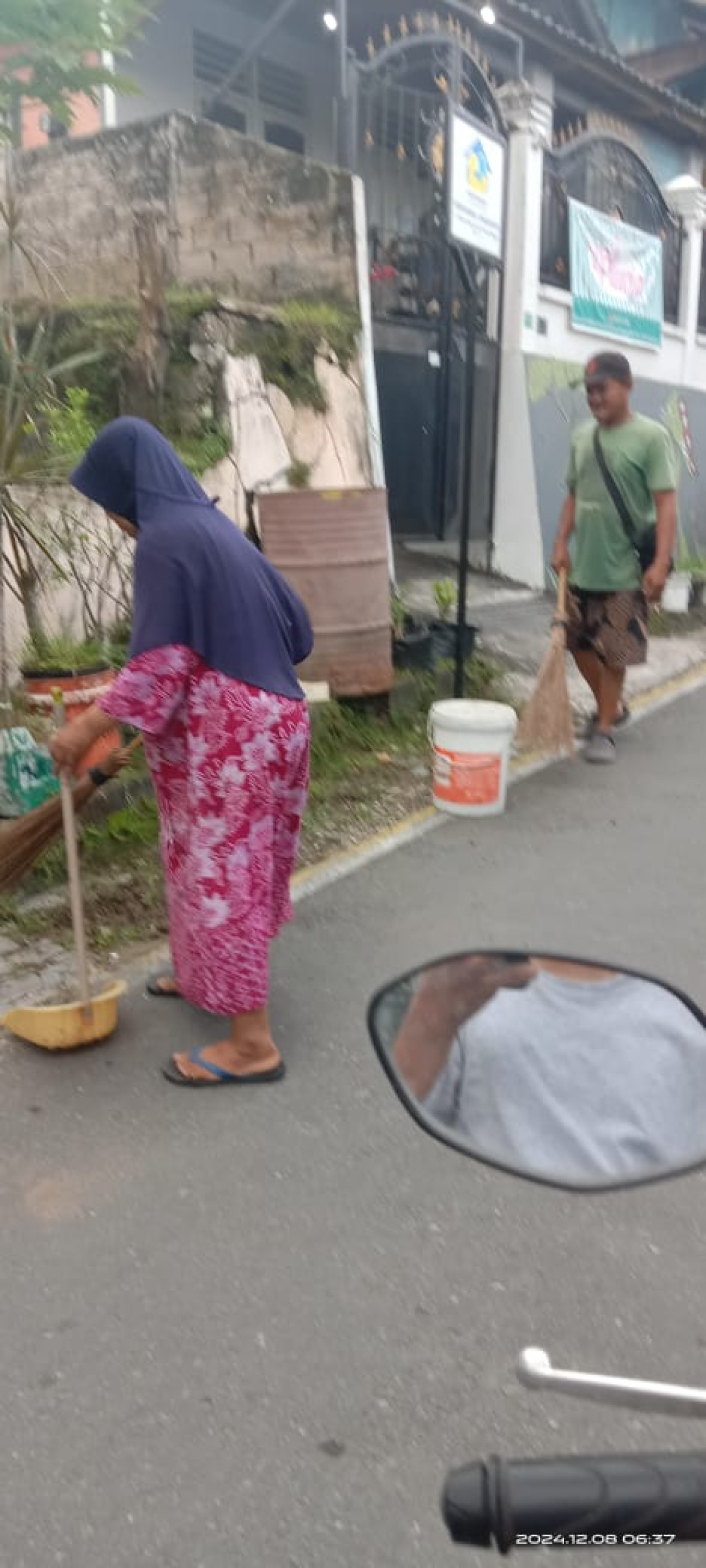 menyapu di Gang