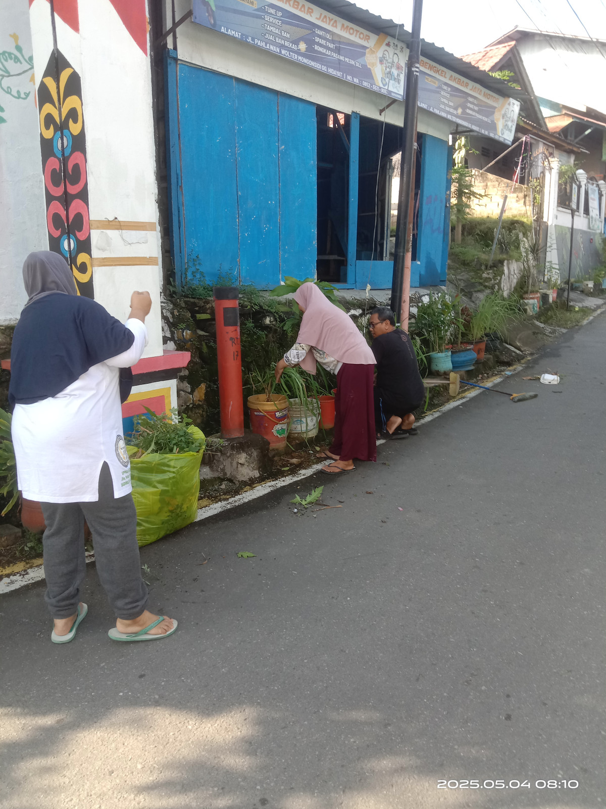 Gotong Royong Potong dahan pohon dan membersihkan pinggir jalan