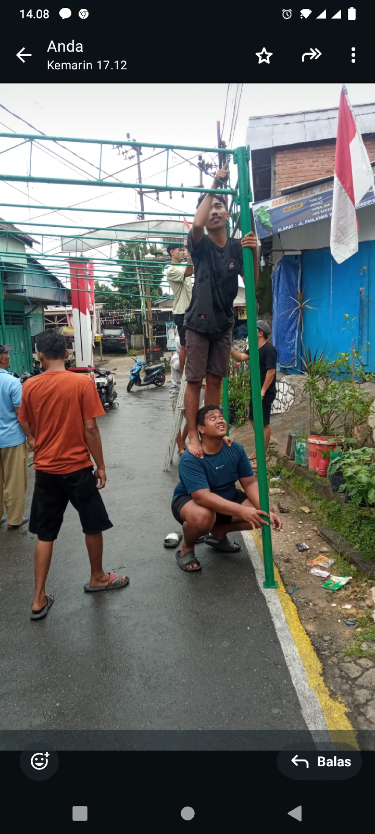 Gotong royong Pasang panggung dan tenda