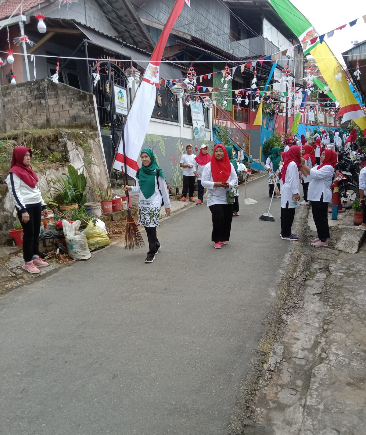 Gotong royong meratakan tempat untuk acara Agustusan dan kedatangan dari Kelurahan