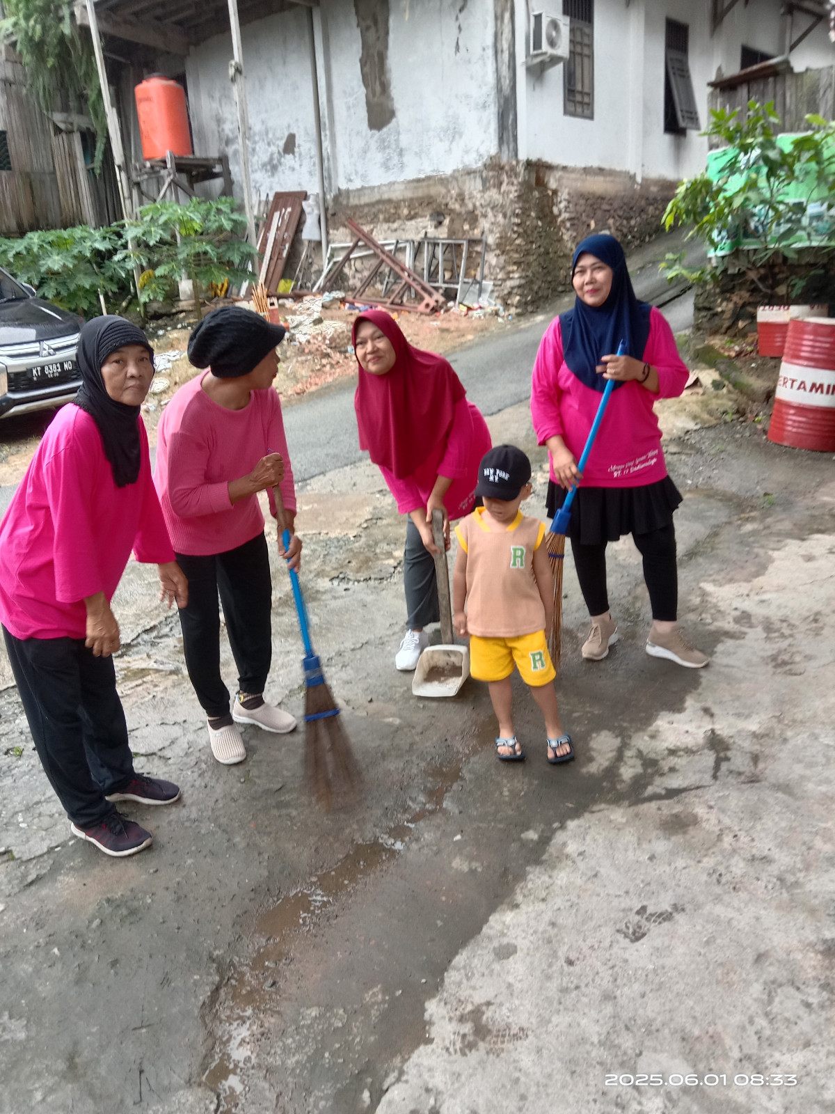 Kerja bakti menyapu setelah senam