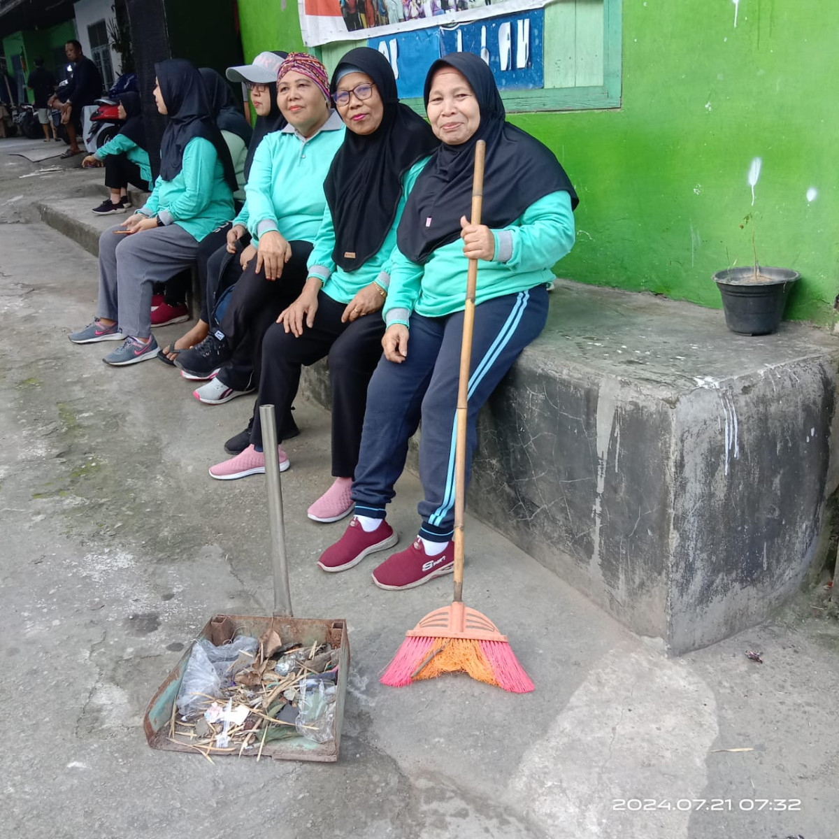 Membersihkan