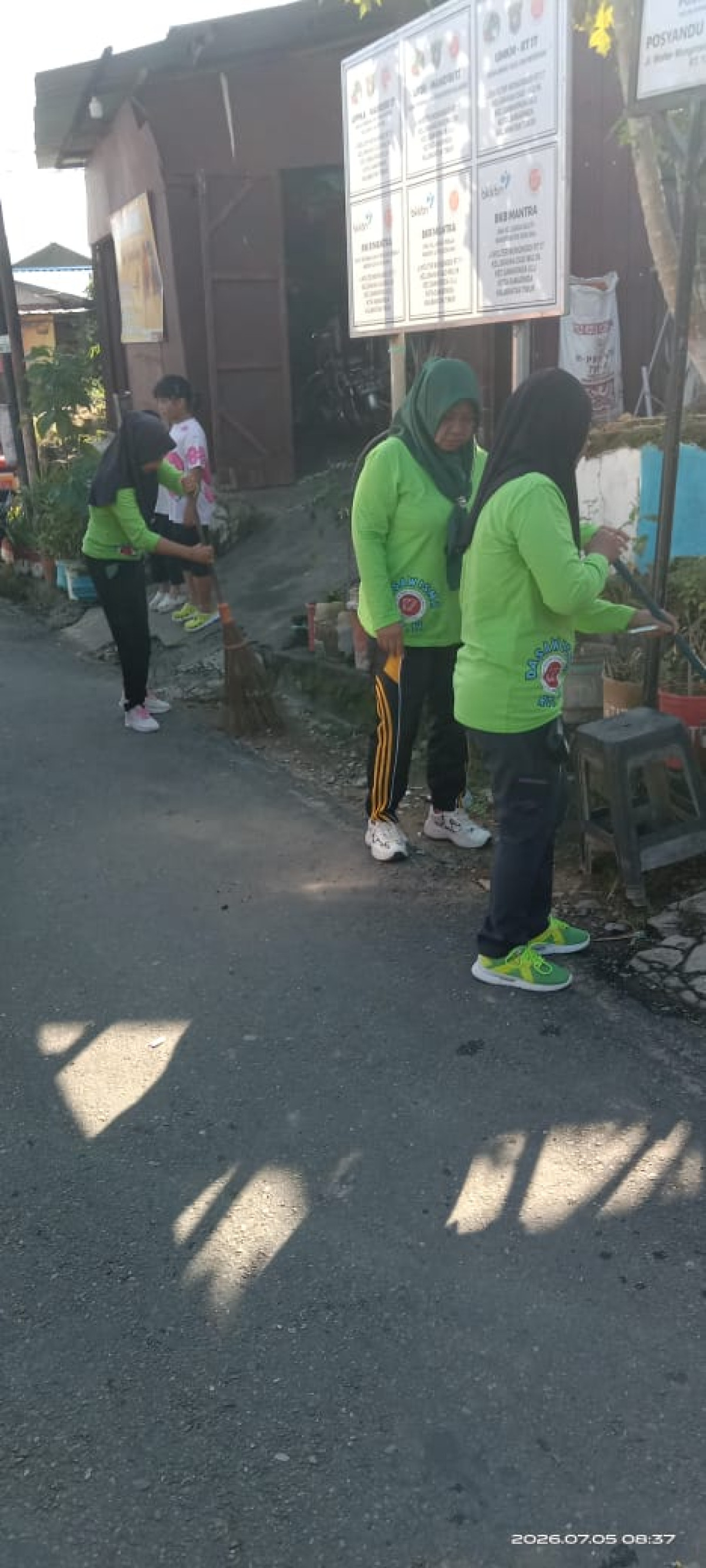 Kerja bakti menyapu