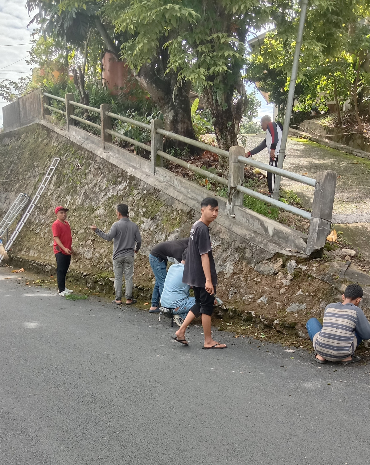 Gotong Royong membersihkan halaman