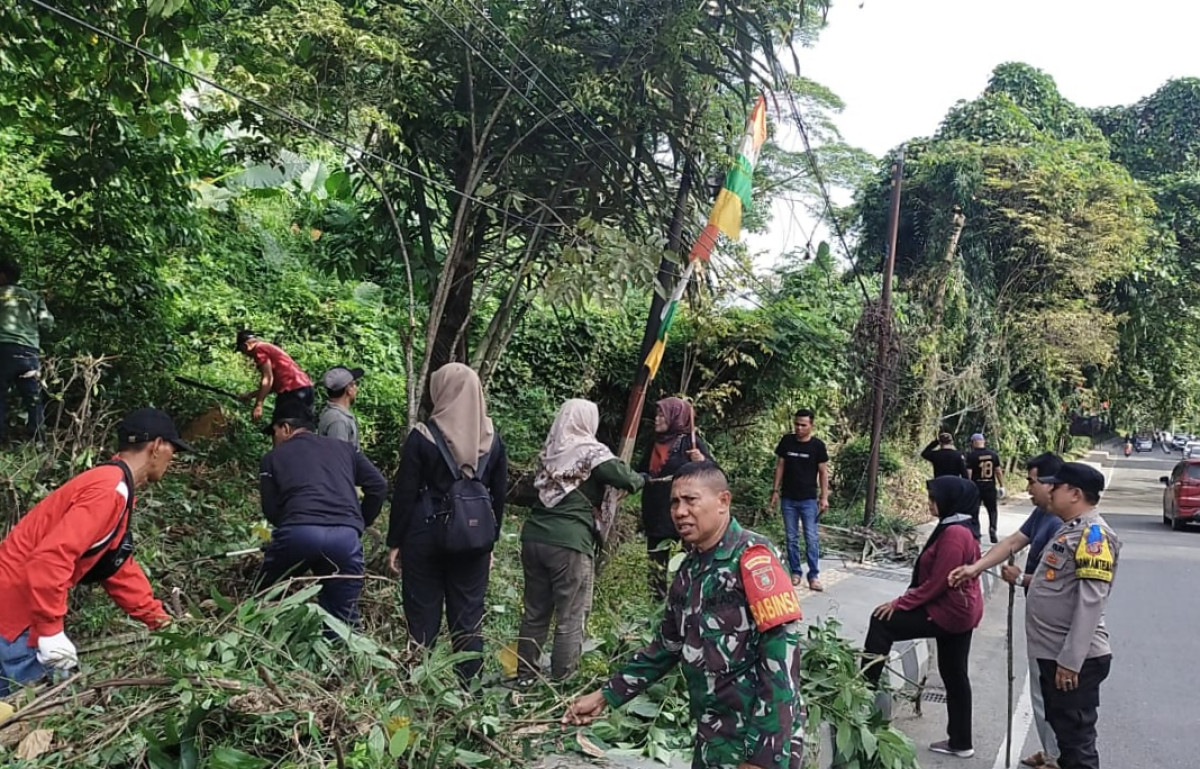 Kerja Bakti bersama rt rt,lpm,lurah,dan staff kelurahan Dadimulya