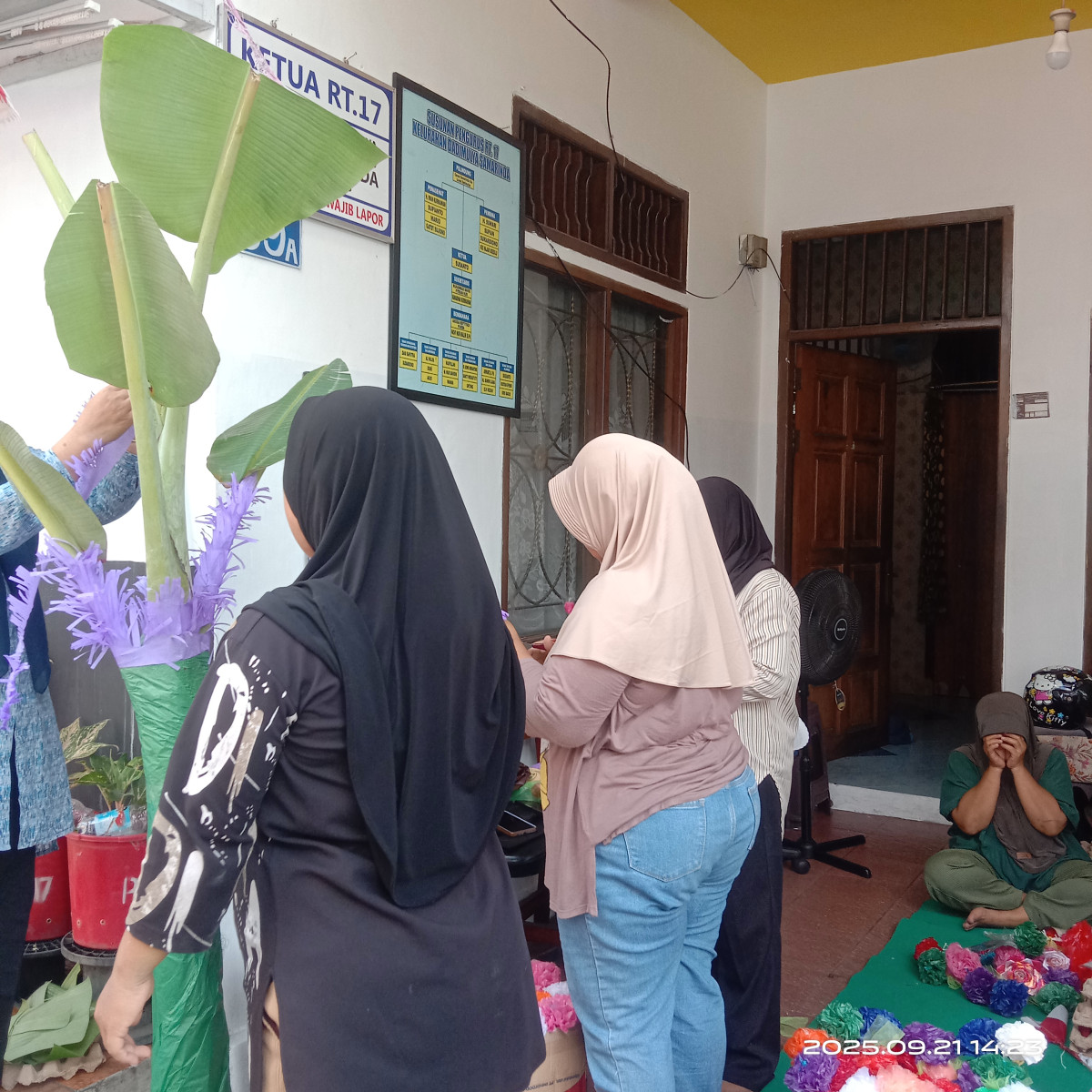 Gotong Royong persiapan Maulid Nabi Muhammad