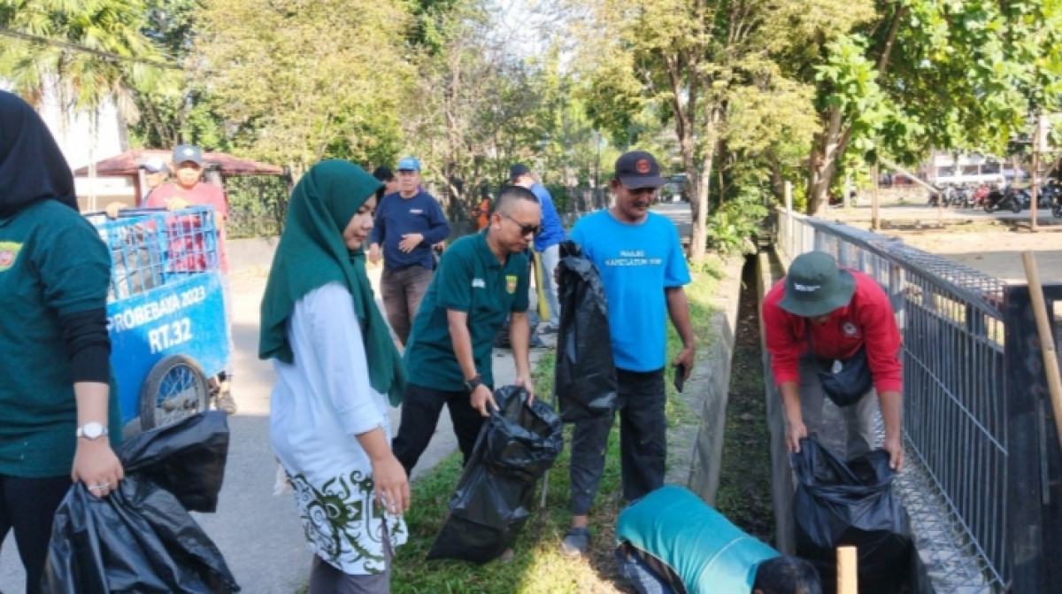 Kerja bakti pada hari lingkungan hidup