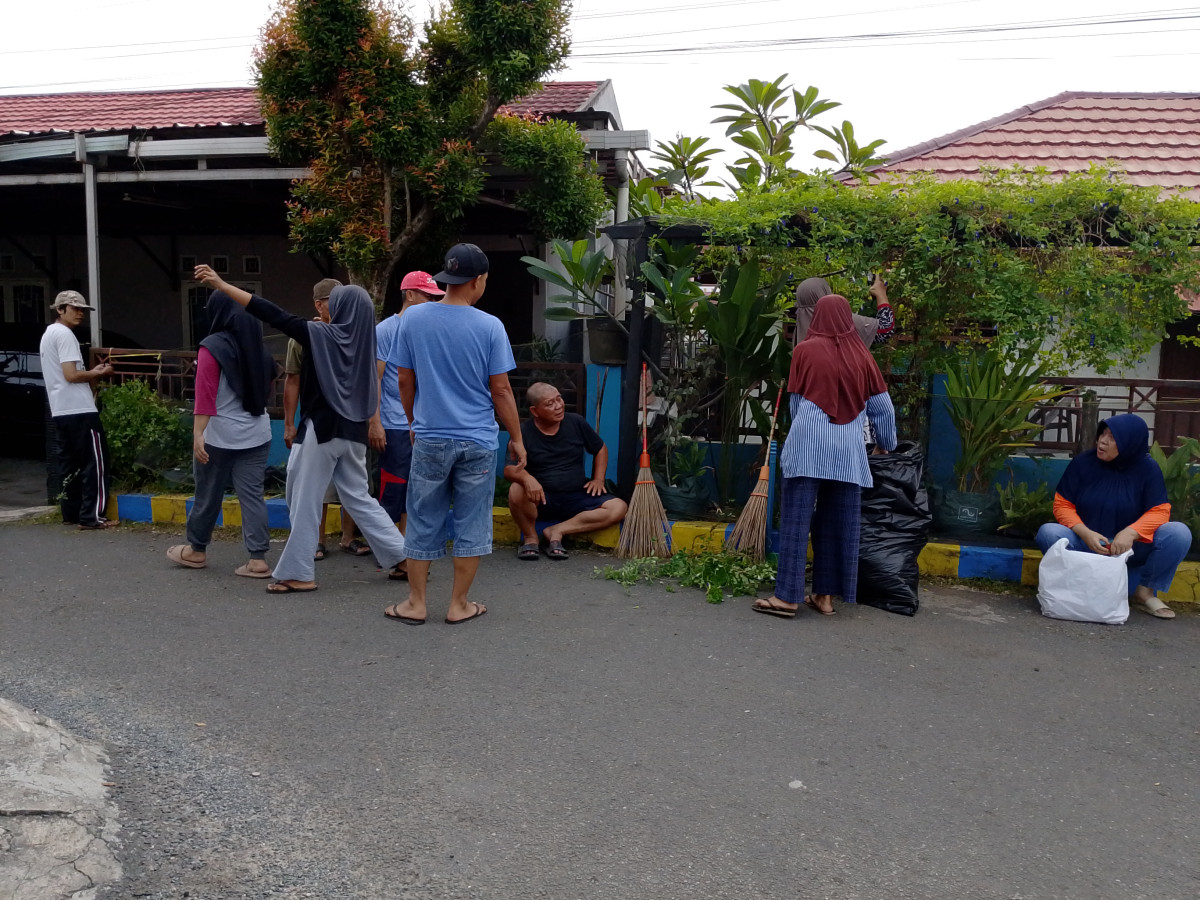 Kegiatan Kerja Bakti Menurunkan Umbul-umbul dan membersihkan lingkungan